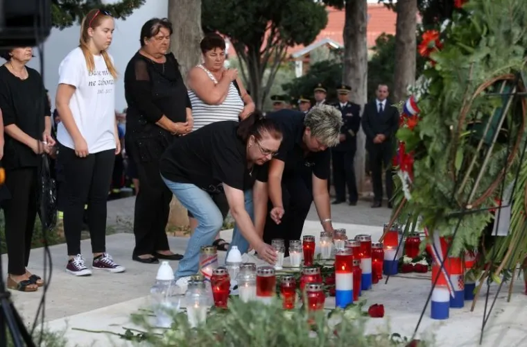 SJEĆANJE NA HEROJE: Mimohodom u Tisnom odana počast vatrogascima poginulima na Kornatima
