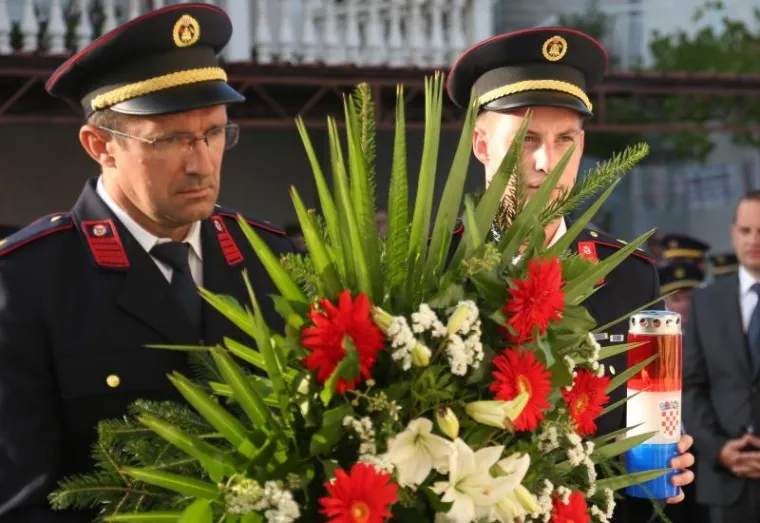 SJEĆANJE NA HEROJE: Mimohodom u Tisnom odana počast vatrogascima poginulima na Kornatima