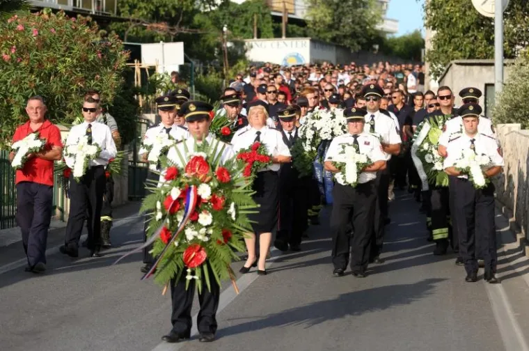 SJEĆANJE NA HEROJE: Mimohodom u Tisnom odana počast vatrogascima poginulima na Kornatima