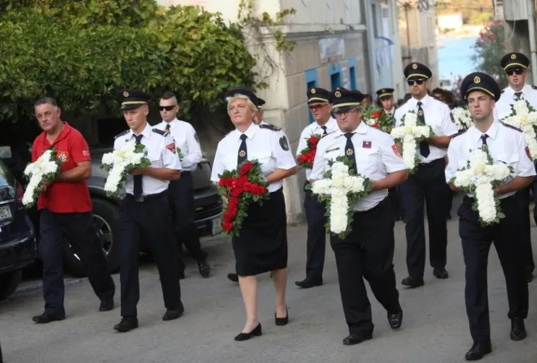 SJEĆANJE NA HEROJE: Mimohodom u Tisnom odana počast vatrogascima poginulima na Kornatima