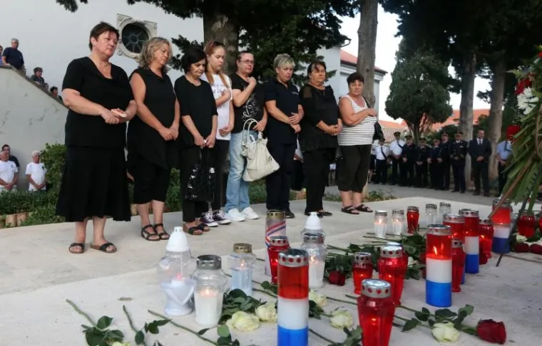 SJEĆANJE NA HEROJE: Mimohodom u Tisnom odana počast vatrogascima poginulima na Kornatima