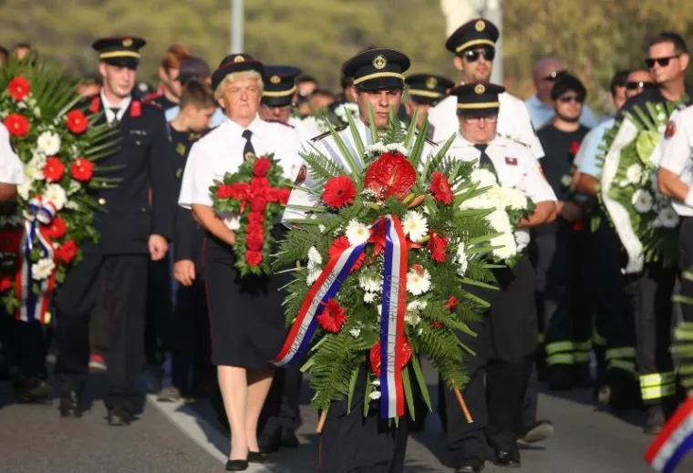 SJEĆANJE NA HEROJE: Mimohodom u Tisnom odana počast vatrogascima poginulima na Kornatima