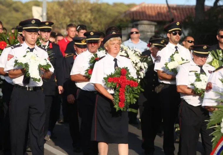 SJEĆANJE NA HEROJE: Mimohodom u Tisnom odana počast vatrogascima poginulima na Kornatima