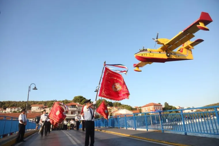 SJEĆANJE NA HEROJE: Mimohodom u Tisnom odana počast vatrogascima poginulima na Kornatima