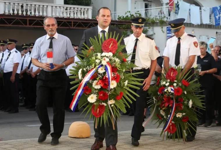 SJEĆANJE NA HEROJE: Mimohodom u Tisnom odana počast vatrogascima poginulima na Kornatima