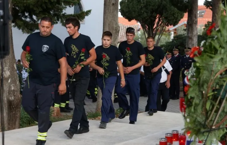 SJEĆANJE NA HEROJE: Mimohodom u Tisnom odana počast vatrogascima poginulima na Kornatima