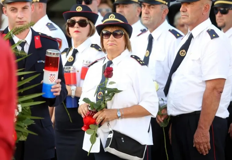 SJEĆANJE NA HEROJE: Mimohodom u Tisnom odana počast vatrogascima poginulima na Kornatima