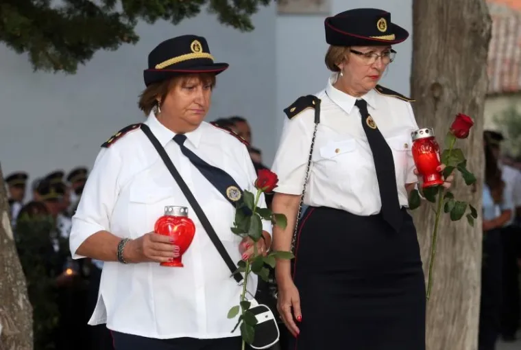SJEĆANJE NA HEROJE: Mimohodom u Tisnom odana počast vatrogascima poginulima na Kornatima