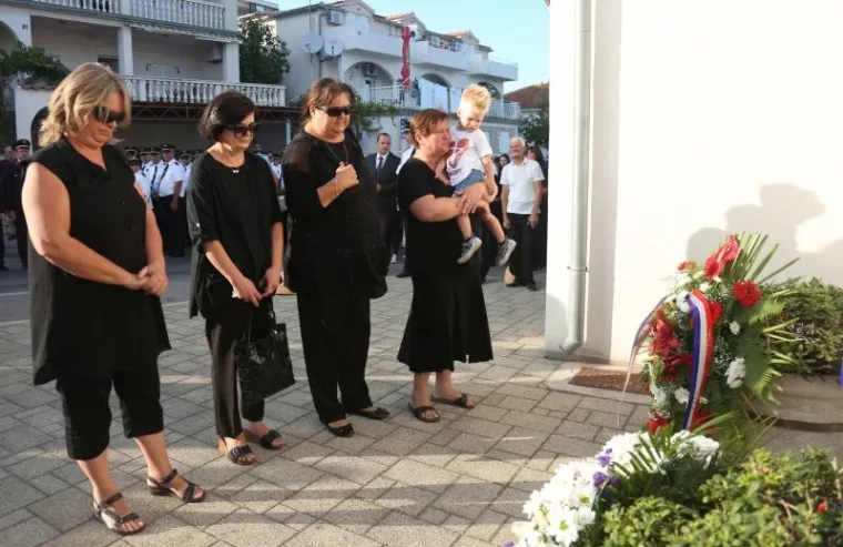 SJEĆANJE NA HEROJE: Mimohodom u Tisnom odana počast vatrogascima poginulima na Kornatima