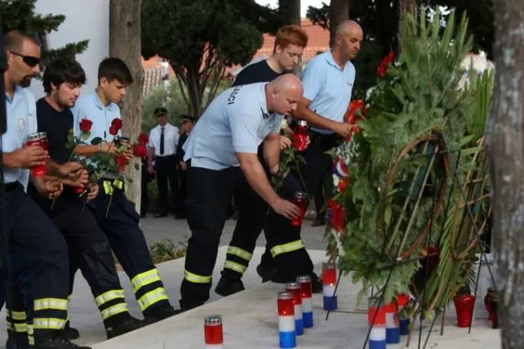SJEĆANJE NA HEROJE: Mimohodom u Tisnom odana počast vatrogascima poginulima na Kornatima