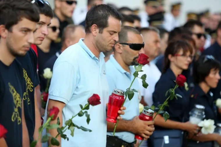 SJEĆANJE NA HEROJE: Mimohodom u Tisnom odana počast vatrogascima poginulima na Kornatima