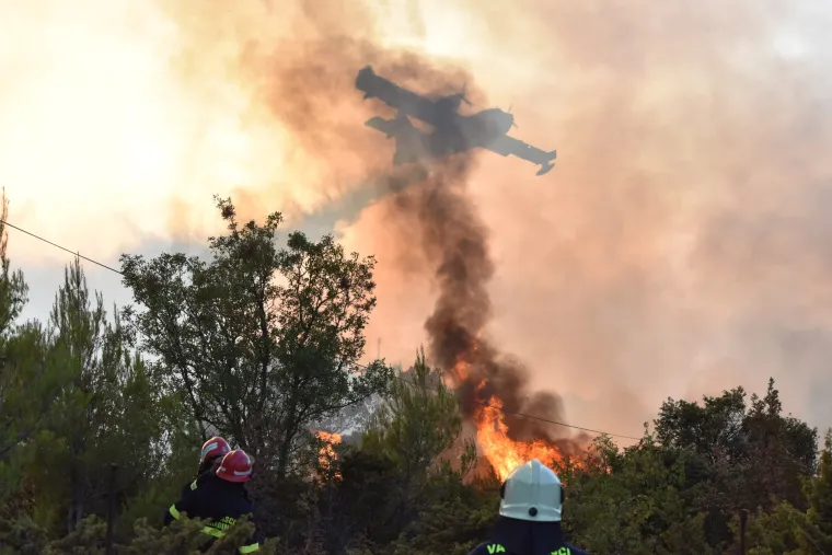 Bilice: požar zaprijetio kućama, u pomoć pristigli kanader i air tractor