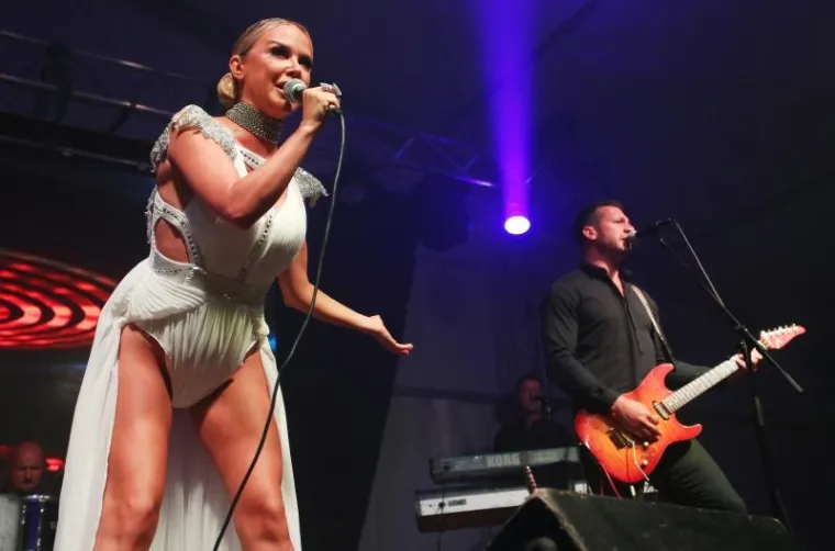 PELENA I PLAŠT: Maja Šuput nastupila na Danima piva i dokazala da nije bitno kako izgleda sve dok je njezina glazba vrhunska