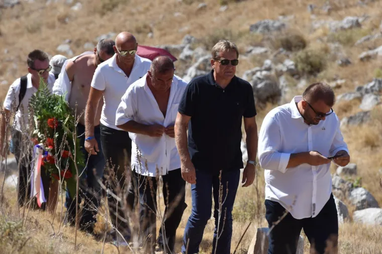 10. OBLJETNICA KORNATSKE TRAGEDIJE: Predsjednica s vatrogascima, obitelji i prijateljima stradalih hodočastila do kamenih križeva