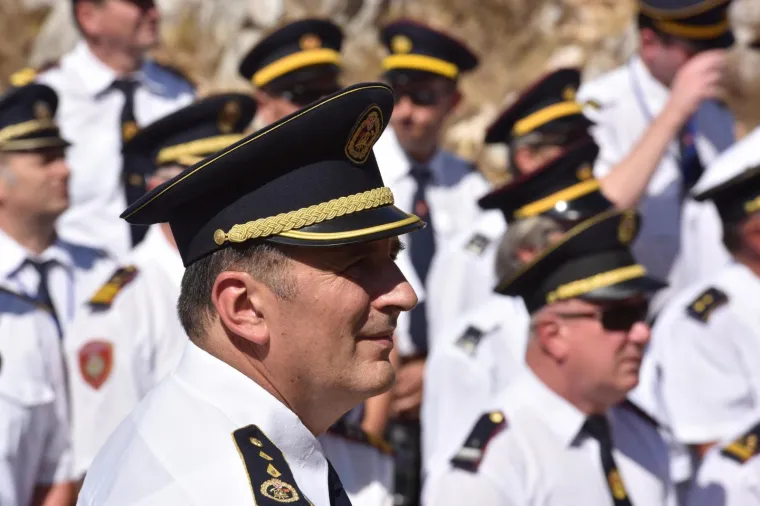 10. OBLJETNICA KORNATSKE TRAGEDIJE: Predsjednica s vatrogascima, obitelji i prijateljima stradalih hodočastila do kamenih križeva