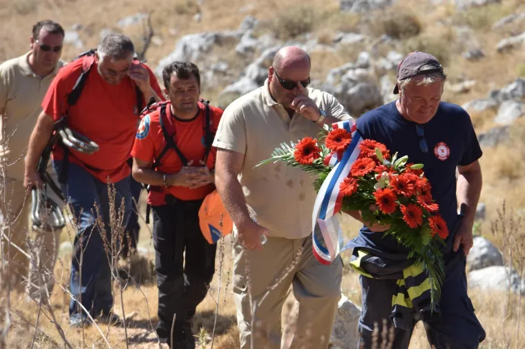 10. OBLJETNICA KORNATSKE TRAGEDIJE: Predsjednica s vatrogascima, obitelji i prijateljima stradalih hodočastila do kamenih križeva