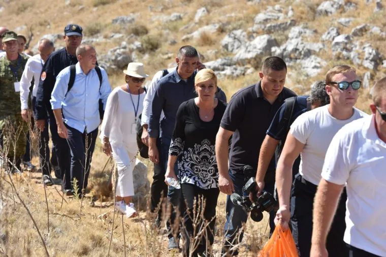 10. OBLJETNICA KORNATSKE TRAGEDIJE: Predsjednica s vatrogascima, obitelji i prijateljima stradalih hodočastila do kamenih križeva