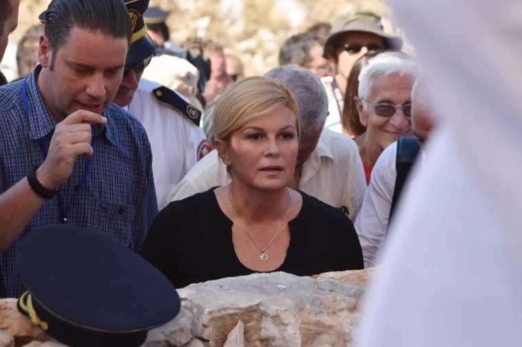 10. OBLJETNICA KORNATSKE TRAGEDIJE: Predsjednica s vatrogascima, obitelji i prijateljima stradalih hodočastila do kamenih križeva