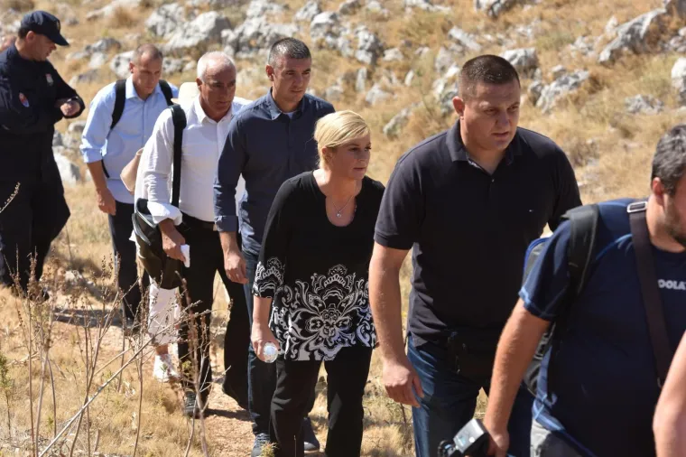 10. OBLJETNICA KORNATSKE TRAGEDIJE: Predsjednica s vatrogascima, obitelji i prijateljima stradalih hodočastila do kamenih križeva