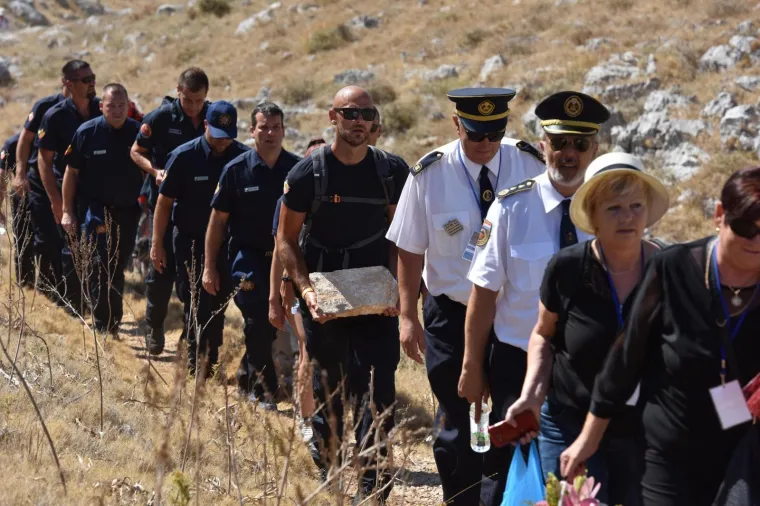 10. OBLJETNICA KORNATSKE TRAGEDIJE: Predsjednica s vatrogascima, obitelji i prijateljima stradalih hodočastila do kamenih križeva