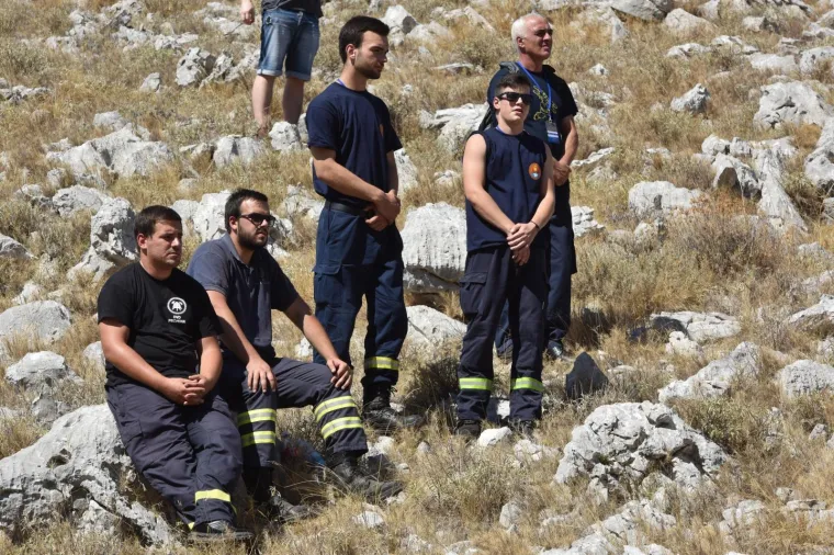 10. OBLJETNICA KORNATSKE TRAGEDIJE: Predsjednica s vatrogascima, obitelji i prijateljima stradalih hodočastila do kamenih križeva