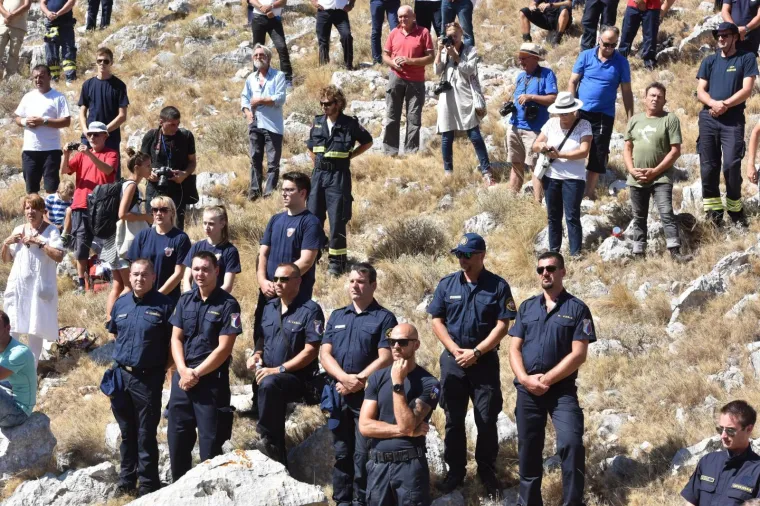 10. OBLJETNICA KORNATSKE TRAGEDIJE: Predsjednica s vatrogascima, obitelji i prijateljima stradalih hodočastila do kamenih križeva