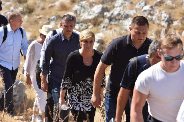 10. OBLJETNICA KORNATSKE TRAGEDIJE: Predsjednica s vatrogascima, obitelji i prijateljima stradalih hodočastila do kamenih križeva