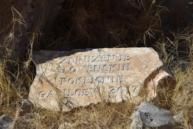 10. OBLJETNICA KORNATSKE TRAGEDIJE: Predsjednica s vatrogascima, obitelji i prijateljima stradalih hodočastila do kamenih križeva