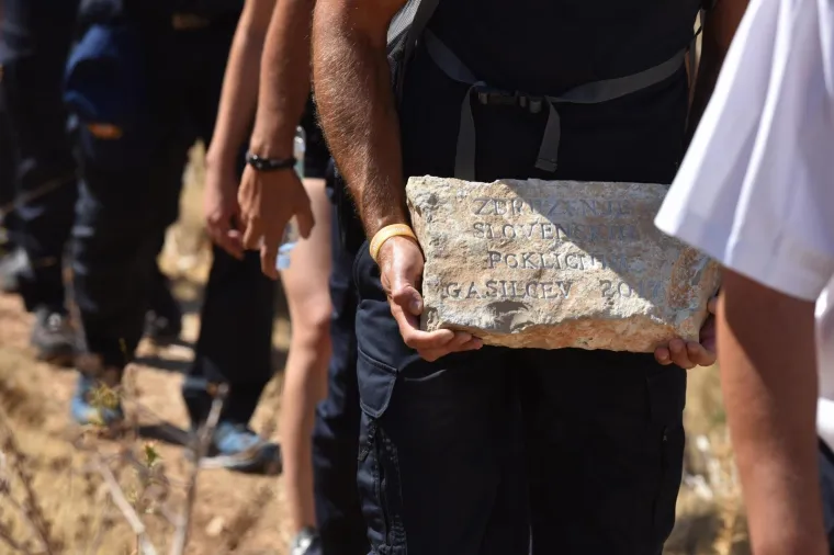 10. OBLJETNICA KORNATSKE TRAGEDIJE: Predsjednica s vatrogascima, obitelji i prijateljima stradalih hodočastila do kamenih križeva