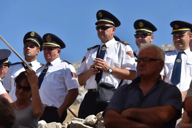 10. OBLJETNICA KORNATSKE TRAGEDIJE: Predsjednica s vatrogascima, obitelji i prijateljima stradalih hodočastila do kamenih križeva