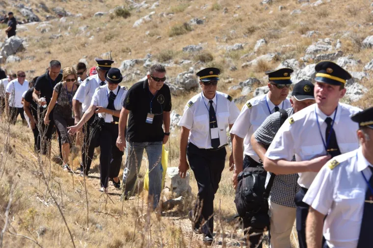 10. OBLJETNICA KORNATSKE TRAGEDIJE: Predsjednica s vatrogascima, obitelji i prijateljima stradalih hodočastila do kamenih križeva