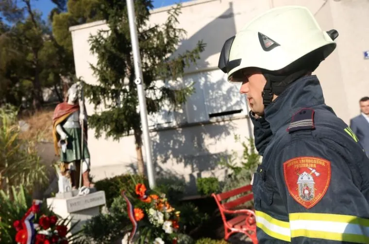 10 GODINA OD KORNATSKE TRAGEDIJE: Ispred vatrogasnog doma u &Scaron;ibeniku položeni vijenci i upaljene svijeće