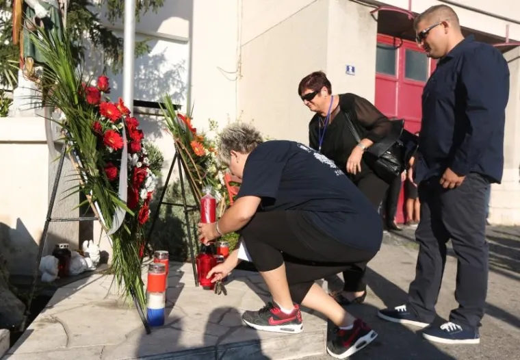 10 GODINA OD KORNATSKE TRAGEDIJE: Ispred vatrogasnog doma u Šibeniku položeni vijenci i upaljene svijeće