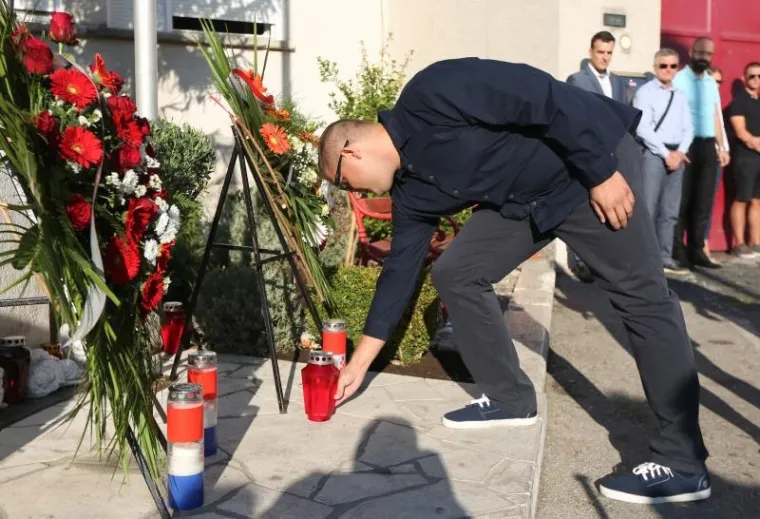 10 GODINA OD KORNATSKE TRAGEDIJE: Ispred vatrogasnog doma u Šibeniku položeni vijenci i upaljene svijeće