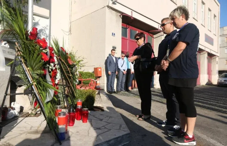 10 GODINA OD KORNATSKE TRAGEDIJE: Ispred vatrogasnog doma u Šibeniku položeni vijenci i upaljene svijeće