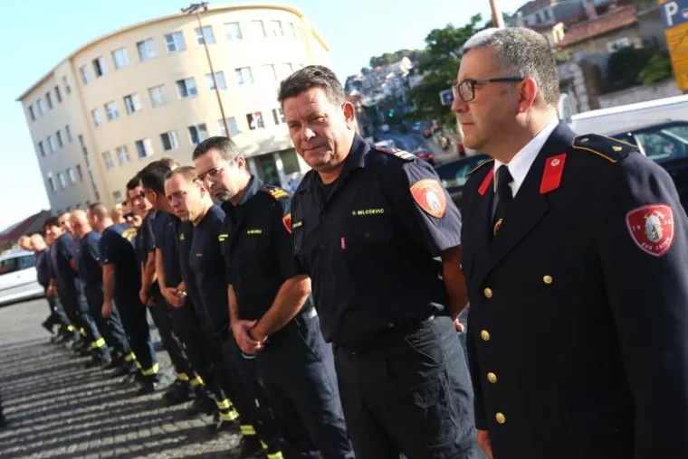 10 GODINA OD KORNATSKE TRAGEDIJE: Ispred vatrogasnog doma u Šibeniku položeni vijenci i upaljene svijeće
