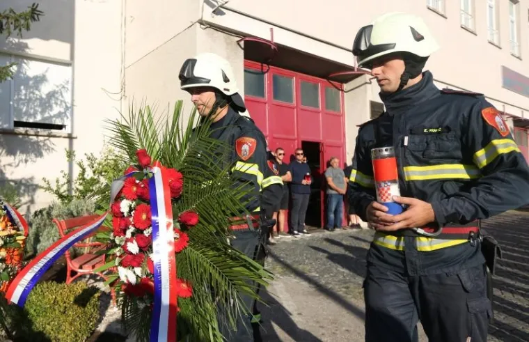 10 GODINA OD KORNATSKE TRAGEDIJE: Ispred vatrogasnog doma u Šibeniku položeni vijenci i upaljene svijeće