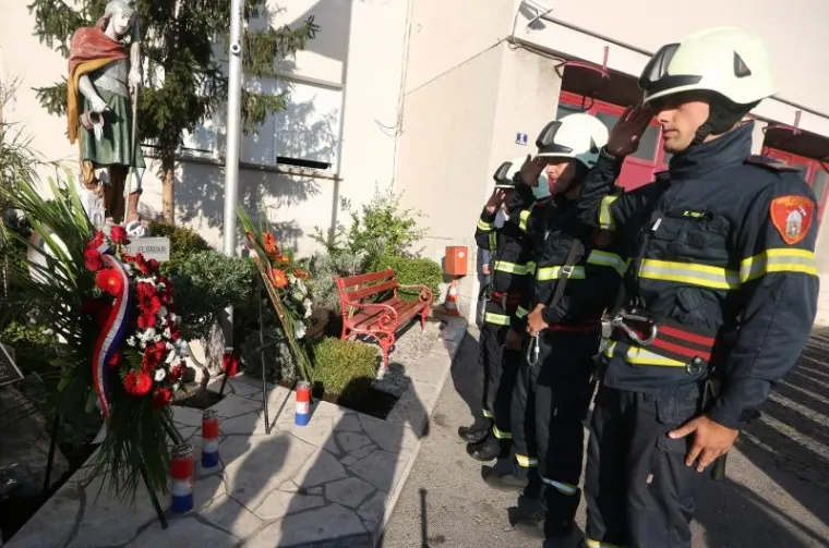 10 GODINA OD KORNATSKE TRAGEDIJE: Ispred vatrogasnog doma u Šibeniku položeni vijenci i upaljene svijeće