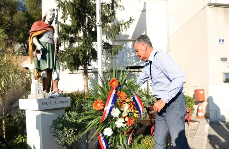 10 GODINA OD KORNATSKE TRAGEDIJE: Ispred vatrogasnog doma u Šibeniku položeni vijenci i upaljene svijeće