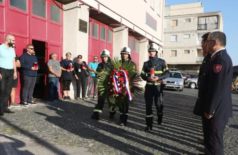 10 GODINA OD KORNATSKE TRAGEDIJE: Ispred vatrogasnog doma u Šibeniku položeni vijenci i upaljene svijeće