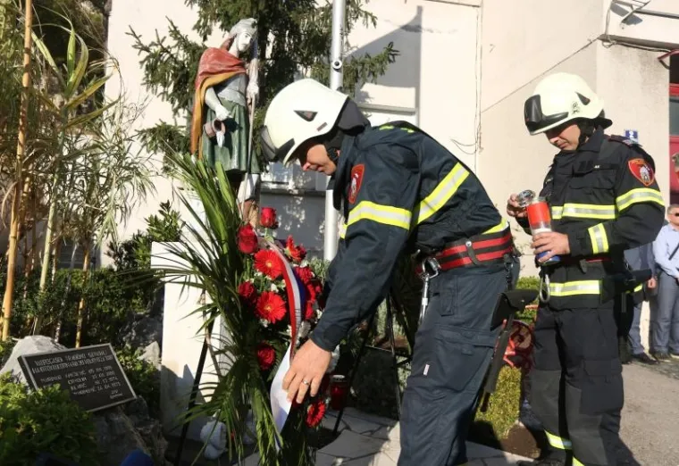 U znak sjećanja na tragično stradale vatrogasce, 10 godina od tragedije, ispred vatrogasnog doma u Šibeniku položeni su vijenci i upaljene svijeće.