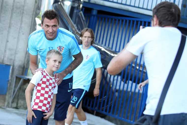 Mandžo se slikao s najmlađim obožavateljima.