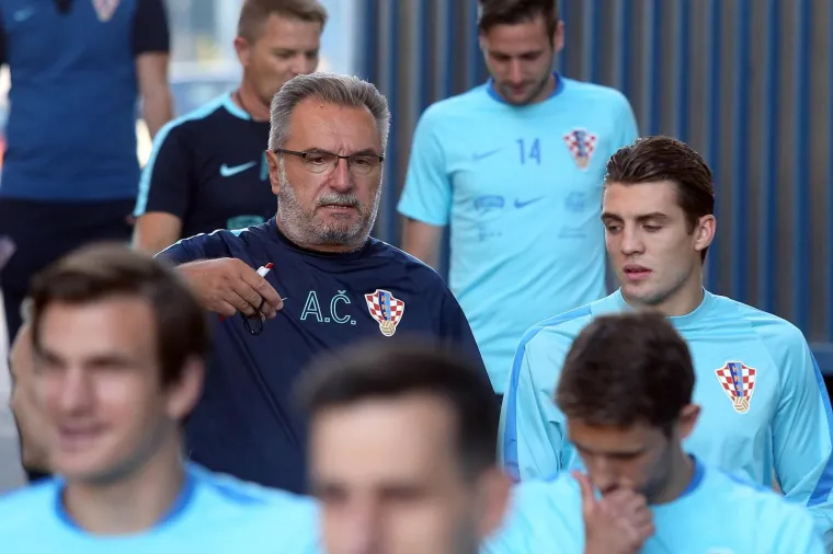 Čačić je bio podijelio marjere i momčad na dvije ekipe, koja je potom igrala jedna protiv druge.