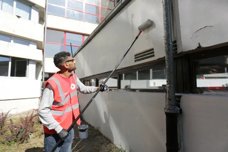 Crveni križ uz pomoć azilanata uređuje osnovnu školu Fran Galović