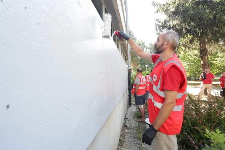 Crveni križ uz pomoć azilanata uređuje osnovnu školu Fran Galović