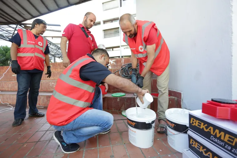 Crveni križ uz pomoć azilanata uređuje osnovnu školu Fran Galović