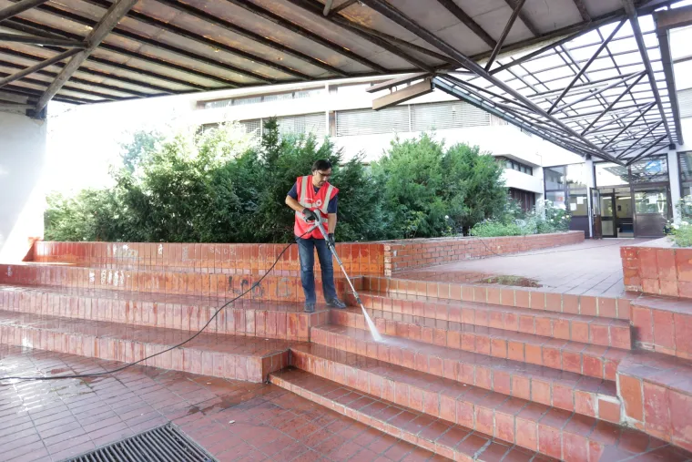 Crveni križ uz pomoć azilanata uređuje osnovnu školu Fran Galović