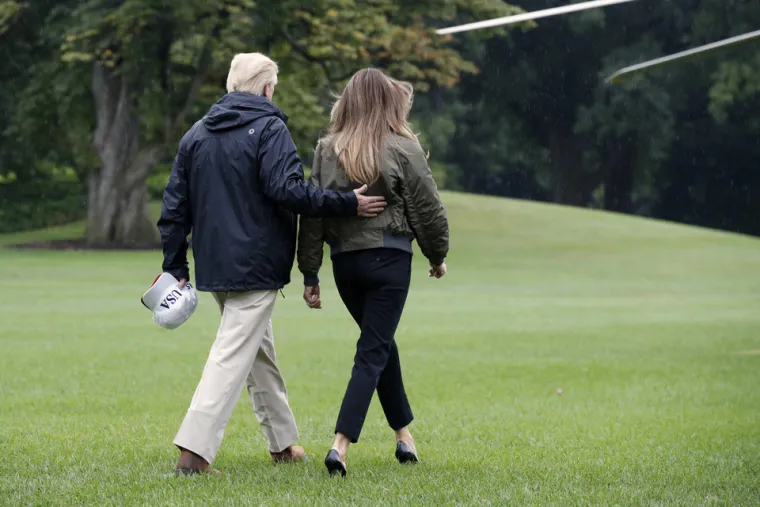 Kritike i podsmijeh na račun prve američke dame: Melania se u Teksasu ipak 'iskrcala' u tenisicama