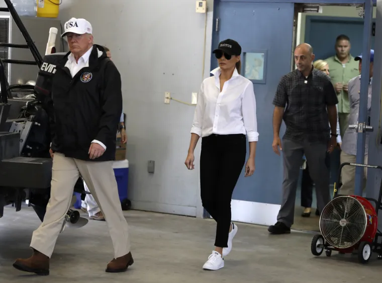 Kritike i podsmijeh na račun prve američke dame: Melania se u Teksasu ipak 'iskrcala' u tenisicama