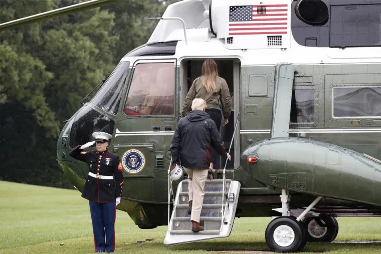 Kritike i podsmijeh na račun prve američke dame: Melania se u Teksasu ipak 'iskrcala' u tenisicama